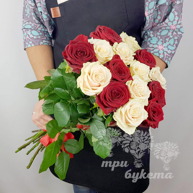 Букет из красных и белых роз (вид сверху)