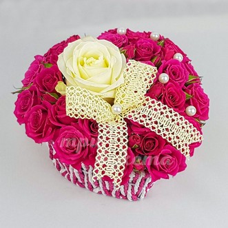 Композиция сердце из кустовых роз