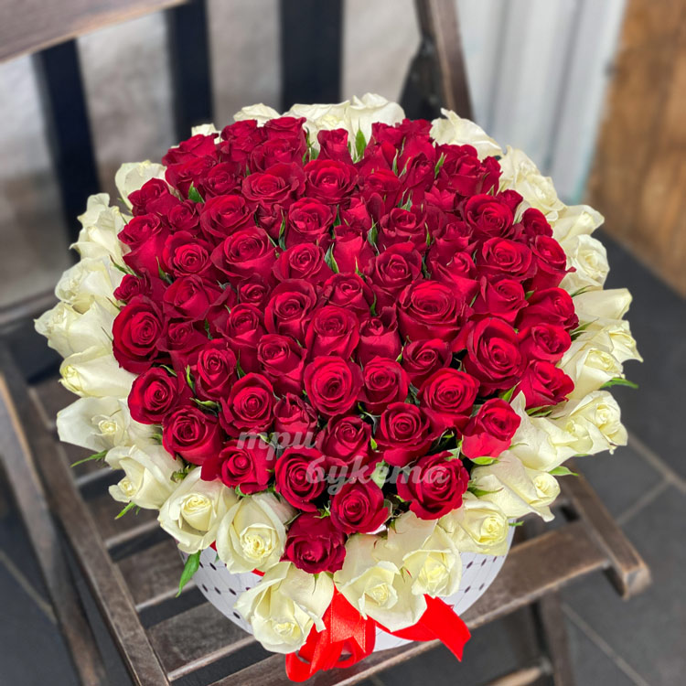 Красные и белые розы в коробке (вид сверху)
