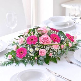 Композиция цветов на стол из роз и гербер