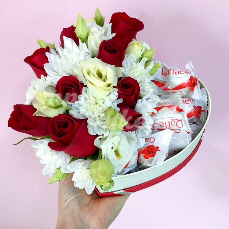 Композиция с Raffaello, розами и фрезией