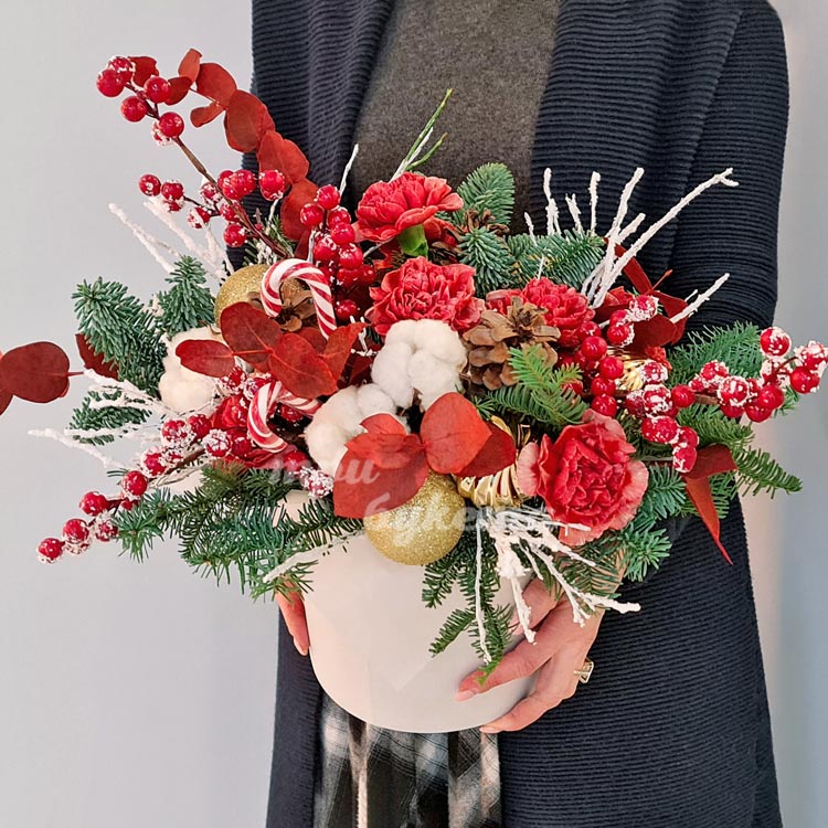 Гвоздика в коробке на новый год