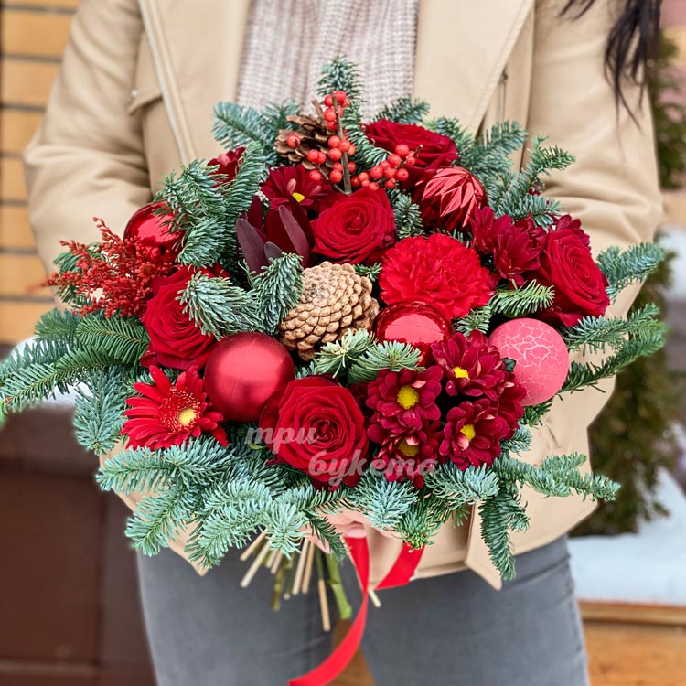 Зимний букет из шаров и цветов (в руках флориста)