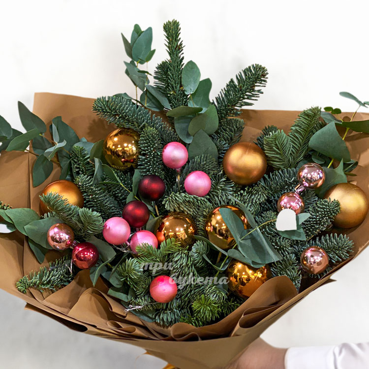 Зимний букет из шаров и веток хвои (крупный план)