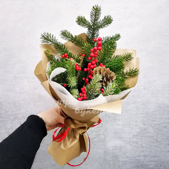 Зимний букет из ягод и веток хвои