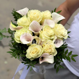 Белый букет из калл и роз