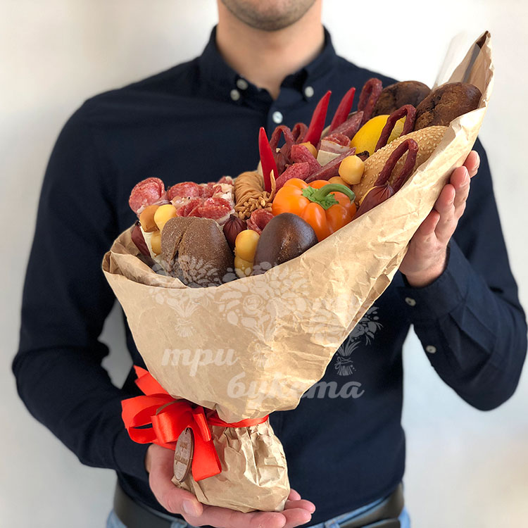 Букет из мясной нарезки и багетов (вид с боку 2)