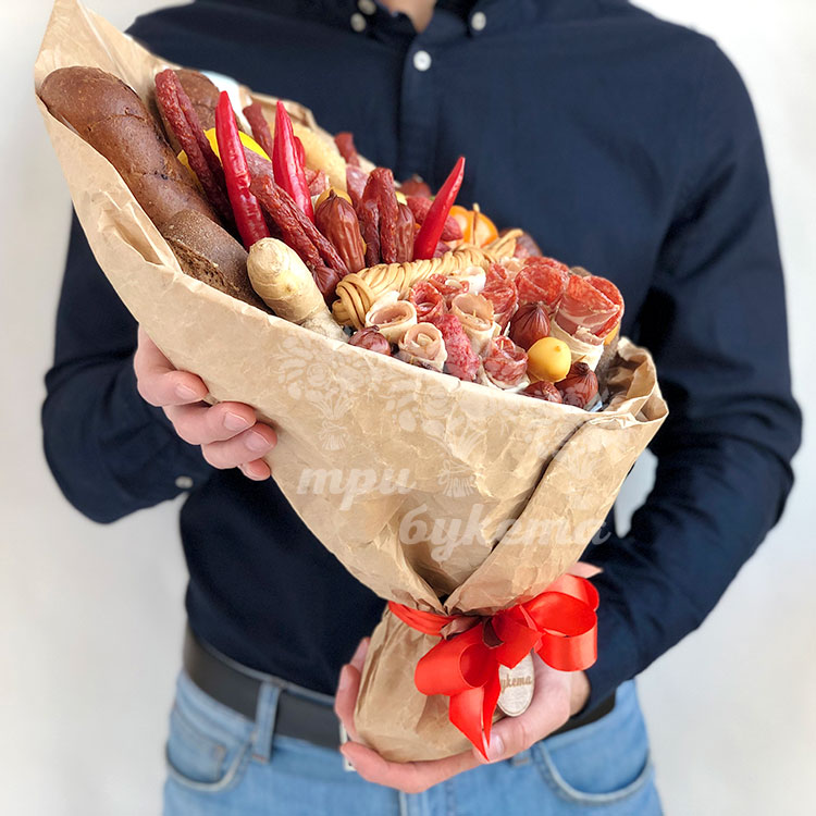 Букет из мясной нарезки и багетов (вид с боку)