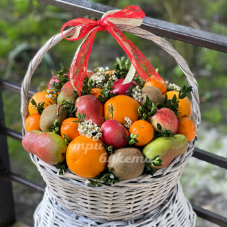 Корзина с отборными фруктами