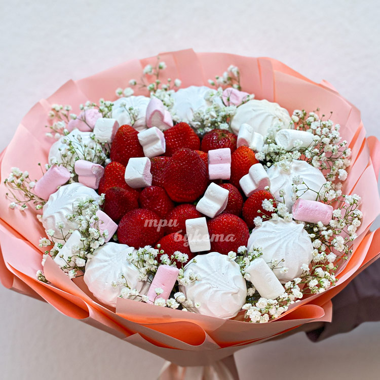 Сладкий букет из зефира и клубники (крупный план)