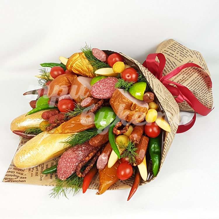 Букет из копченого мяса и сыра (на столе)