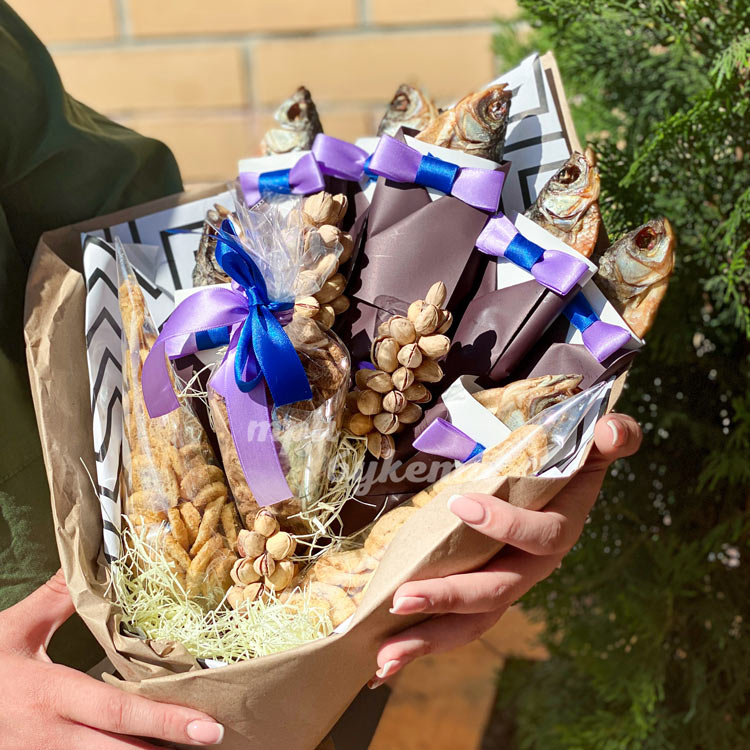 Мужской букет из рыбы и сухариков (вид сбоку)