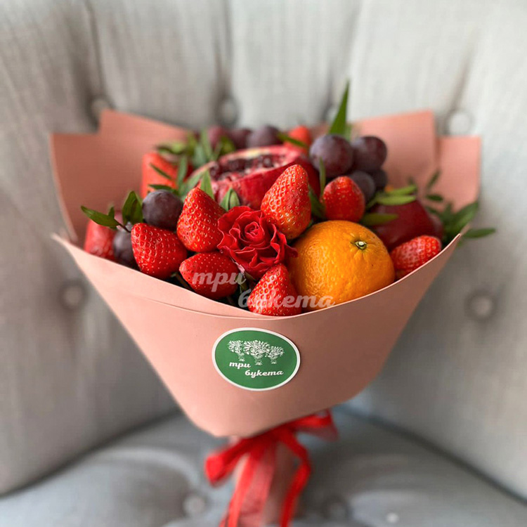 Букет из клубники, граната и роз (в кресле)