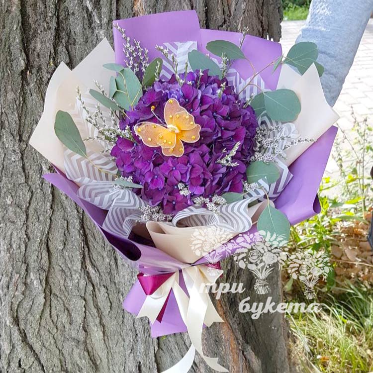 Букет из гортензий и эвкалипта