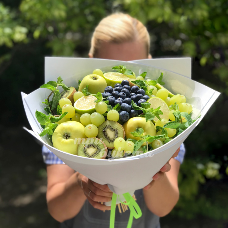 Букет из фруктов и черники (в руках)