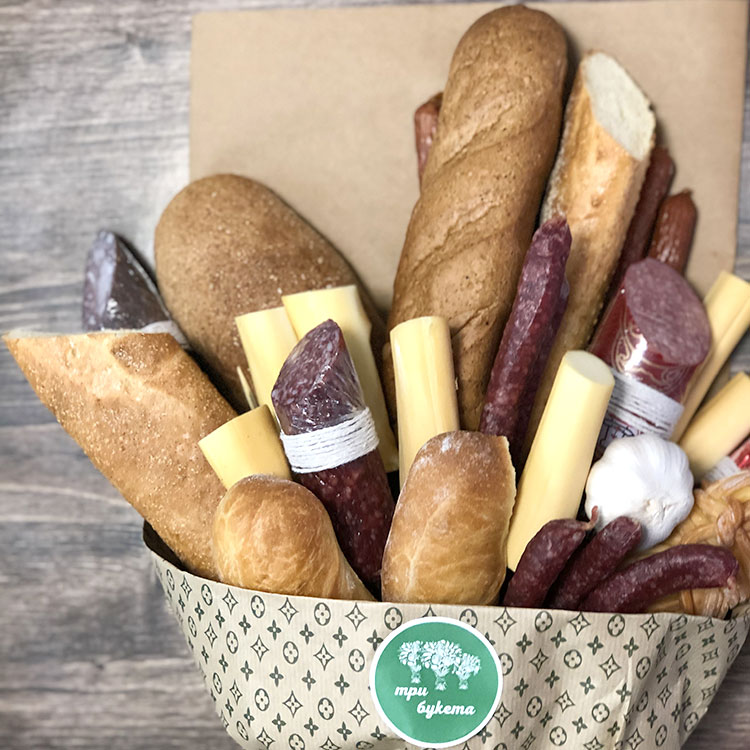 Букет из колбасы, батонов и сыра (приближенный вид)