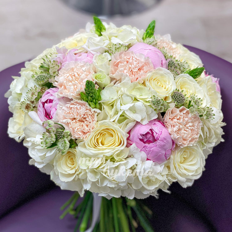 Букет из пионов и белой гортензии (крупный план)