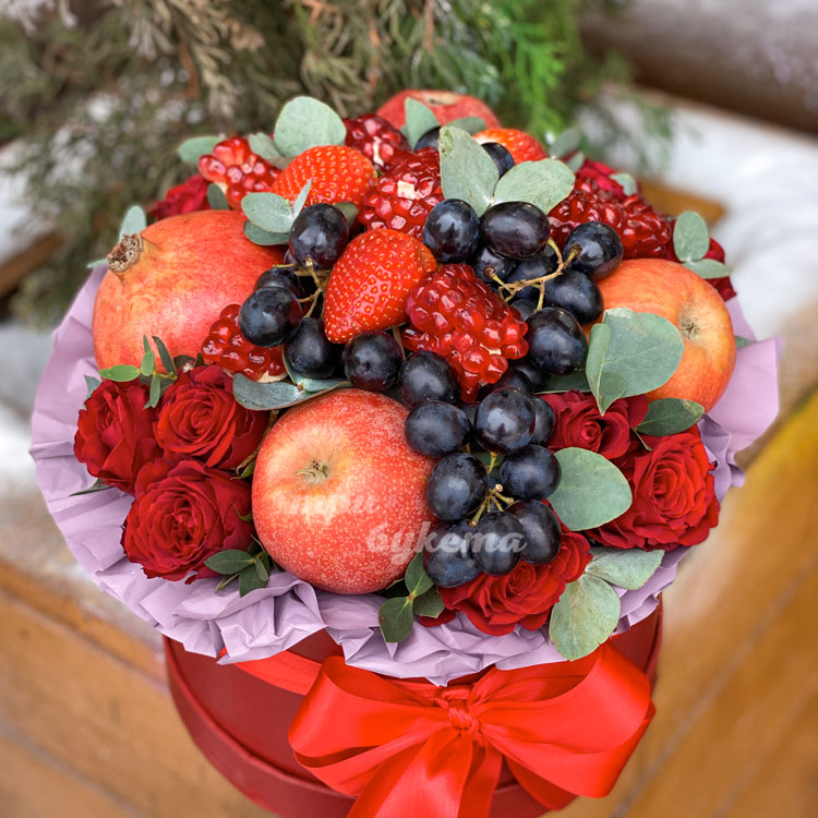 Фрукты и цветы в новогодней коробке (вид сверху)