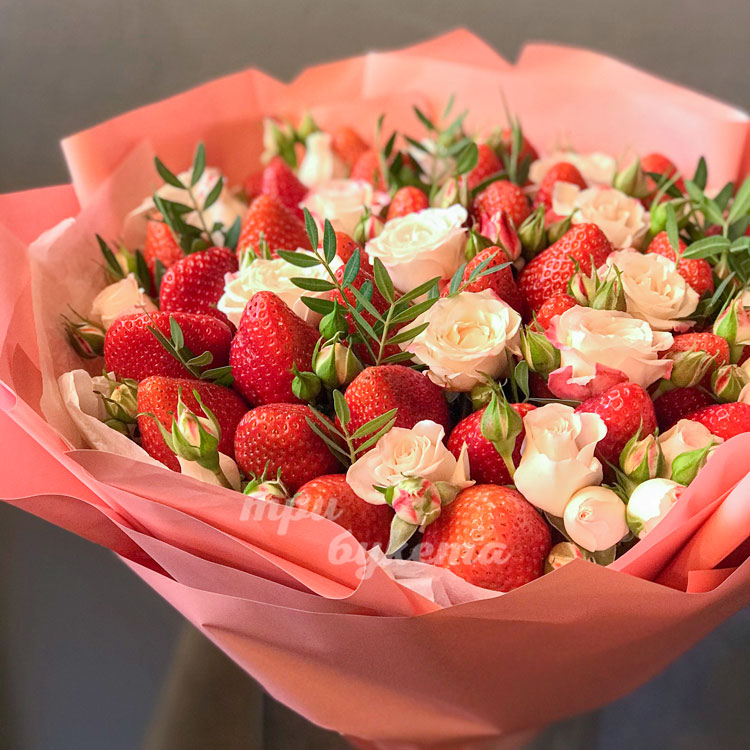Букет из 35 ягод клубники и роз (доп. фото 2)