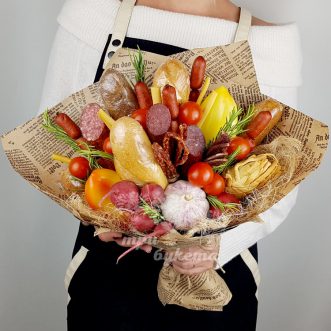 Колбасный букет из сыра и помидоров