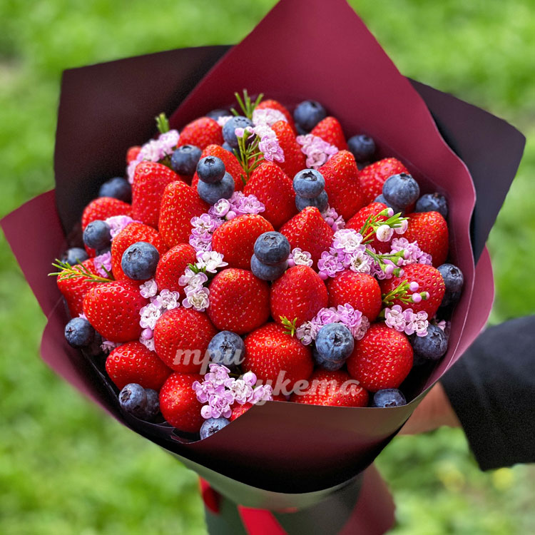 Крафт букет с клубникой и черникой (крупный план)