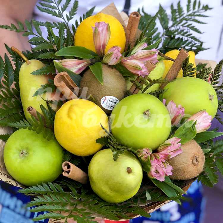 Букет из яблок, груш и лимонов (крупный план)