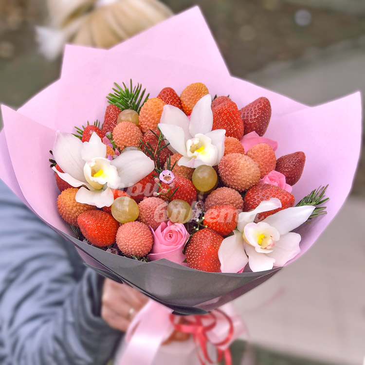 Букет из орхидей, клубники и личи (крупный план)