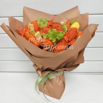 Букет из раков, лимона и салата