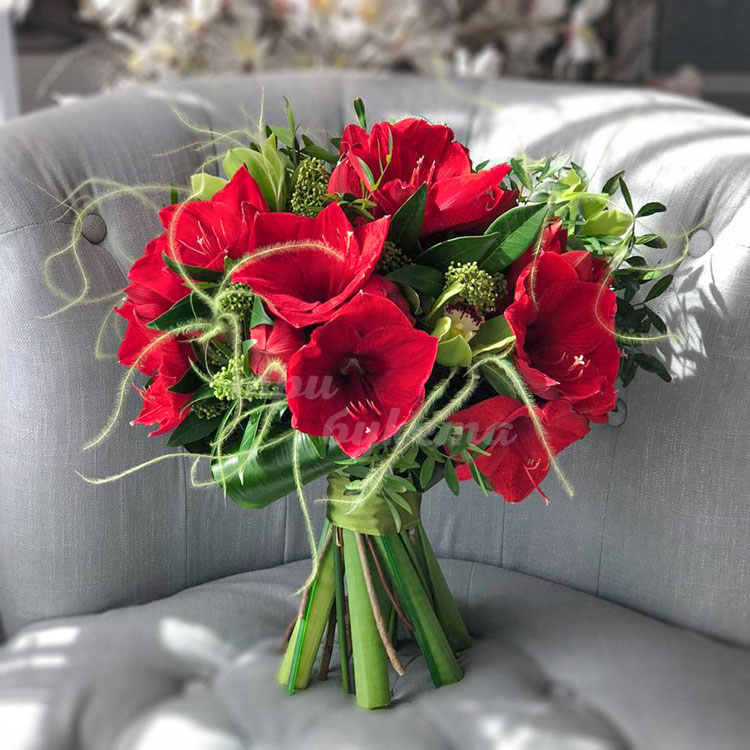 Букет из амариллисов и орхидей (на кресле)