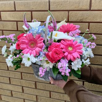 Корзина розовых гербер и лимониума