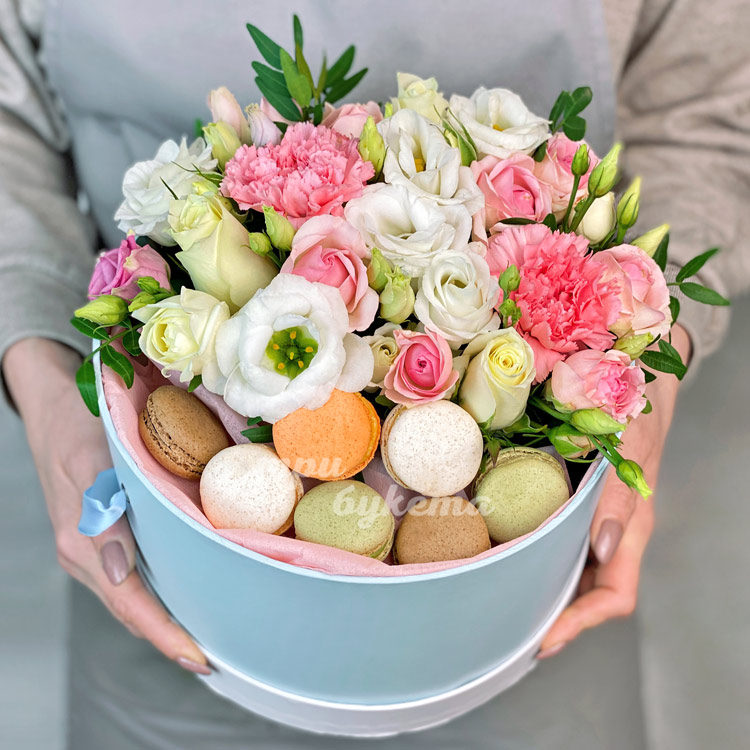 Эустомы и макаруны в коробке