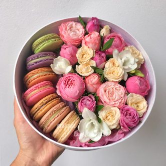 Фрезии и розы с макарунами в коробке
