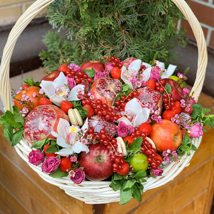 Корзина с цветами, ягодами и фруктами (на клумбе)