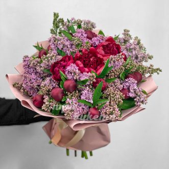 Пышный букет красных пионов и сирени