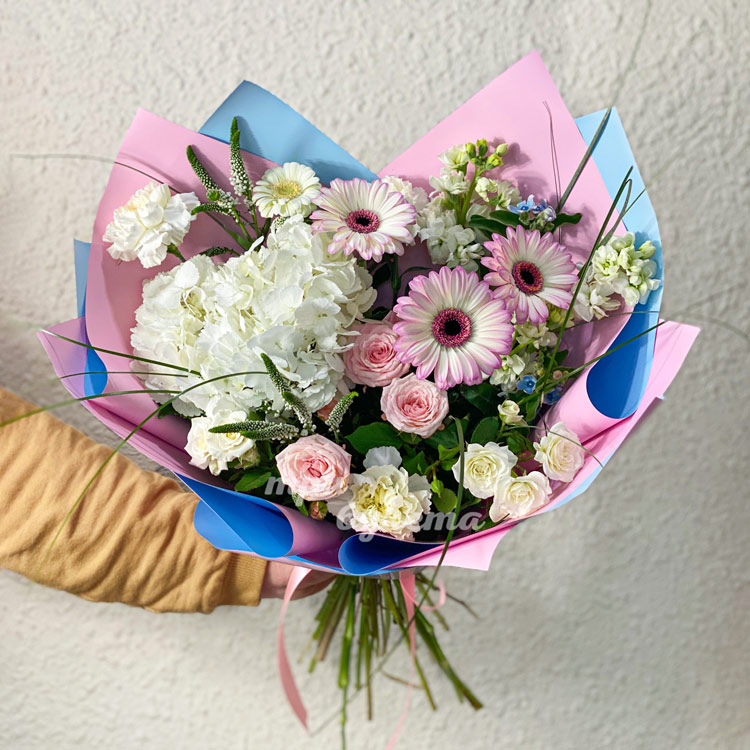 Букет белых и розовых цветов