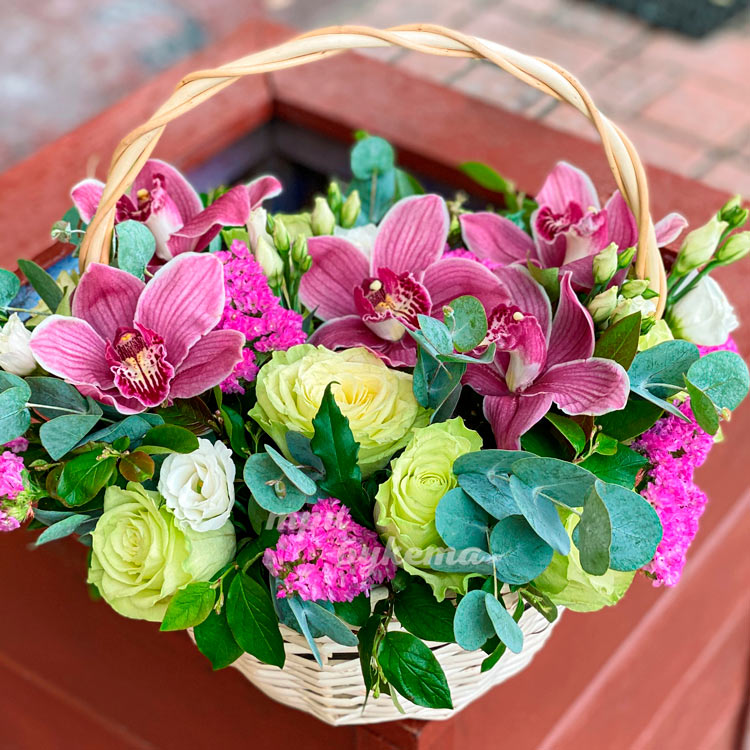 Корзина зеленых роз и бордовых орхидей (вид сверху)