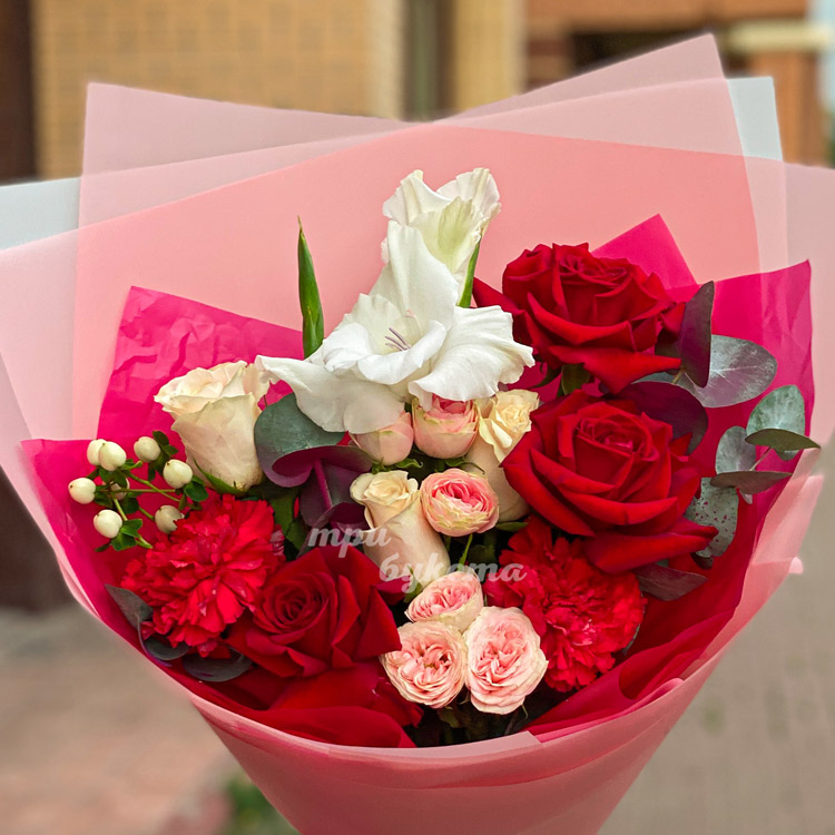 Красные розы и гвоздики с гладиолусом (крупный план)