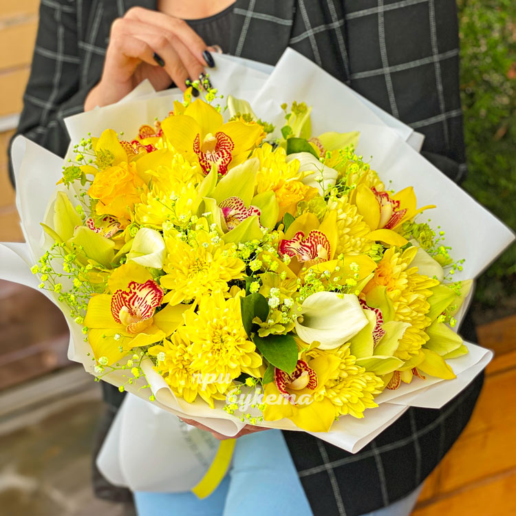 Желтые орхидеи и хризантемы в букете (крупный план)