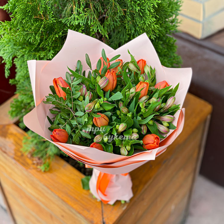 Букет оранжевых тюльпанов с альстромериями