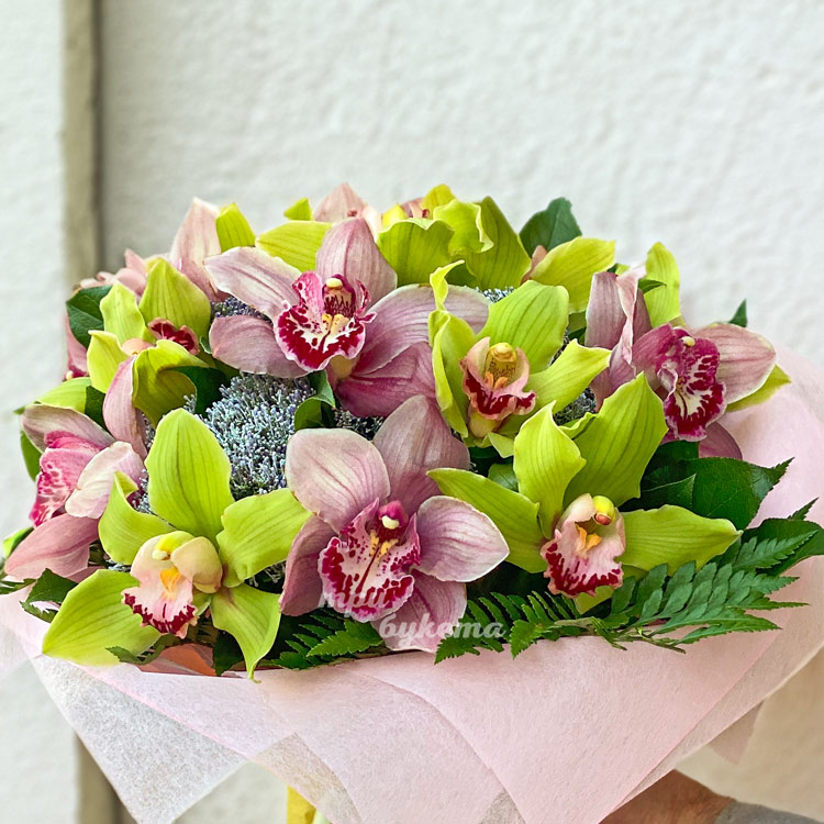 Яркий букет зеленых и розовых орхидей (крупный план)