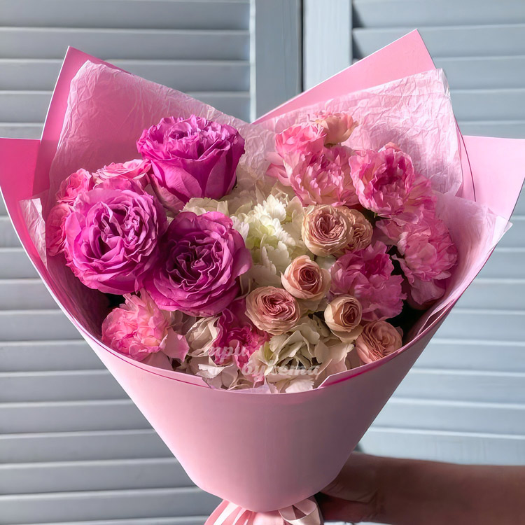 Розовый букет гвоздик и роз с гортензией (крупный план)