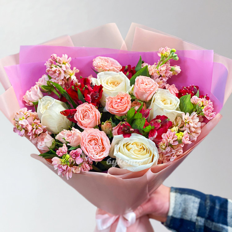 Букет персиковых маттиол и роз на 8 марта (крупный план)