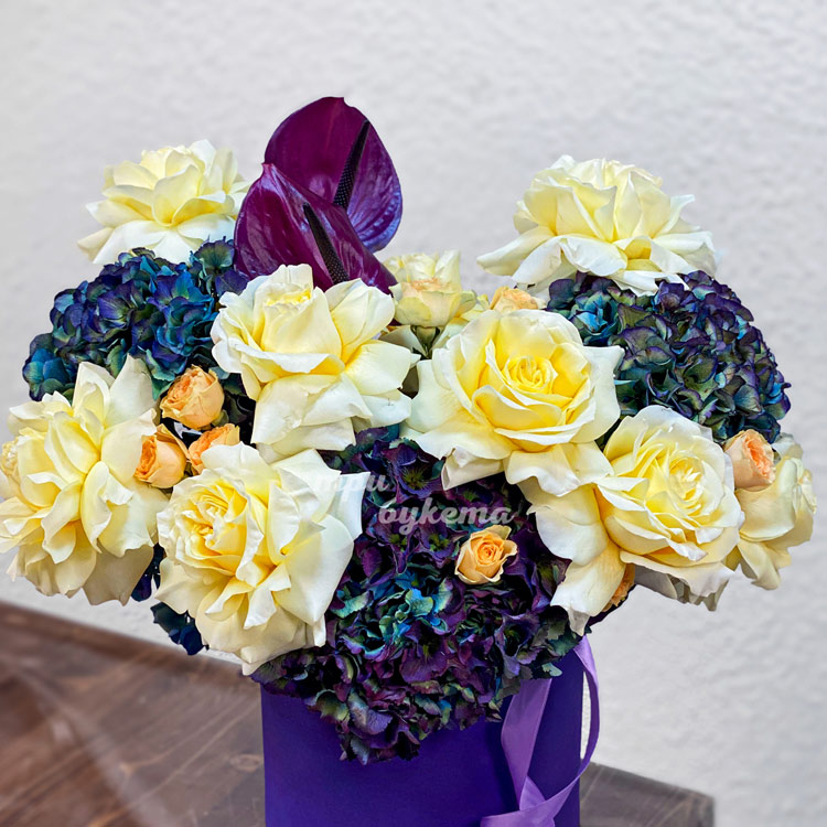 Коробка окрашенных гортензий и французских роз (крупный план)