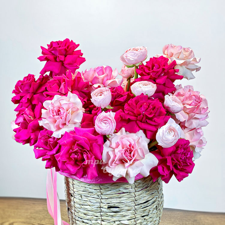 Корзина розовых французских роз и ранункулюсов (крупный план)