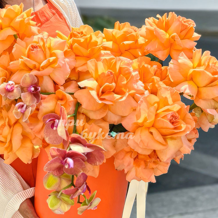 Коробка оранжевых роз с орхидеями (крупный план)