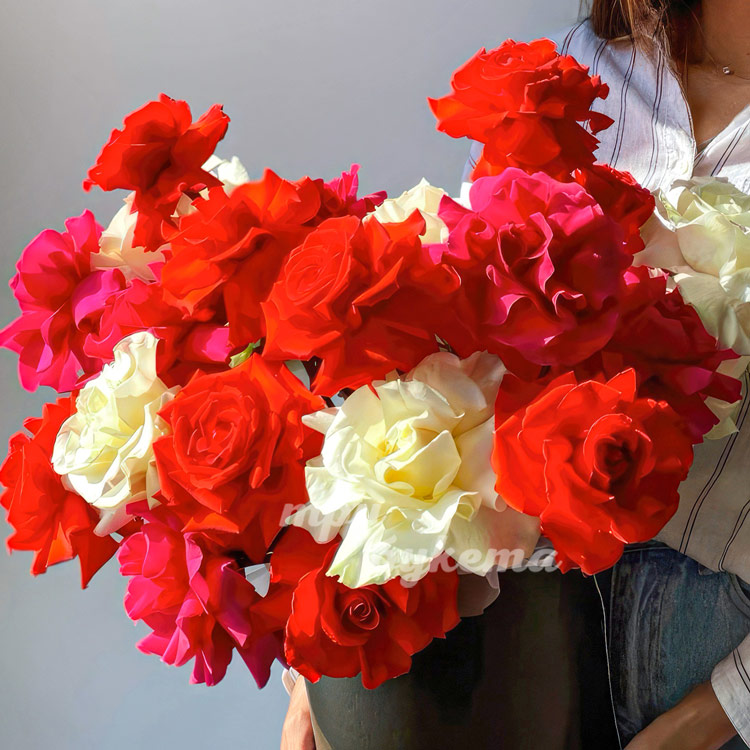 Коробка разноцветных французских роз (крупный план)