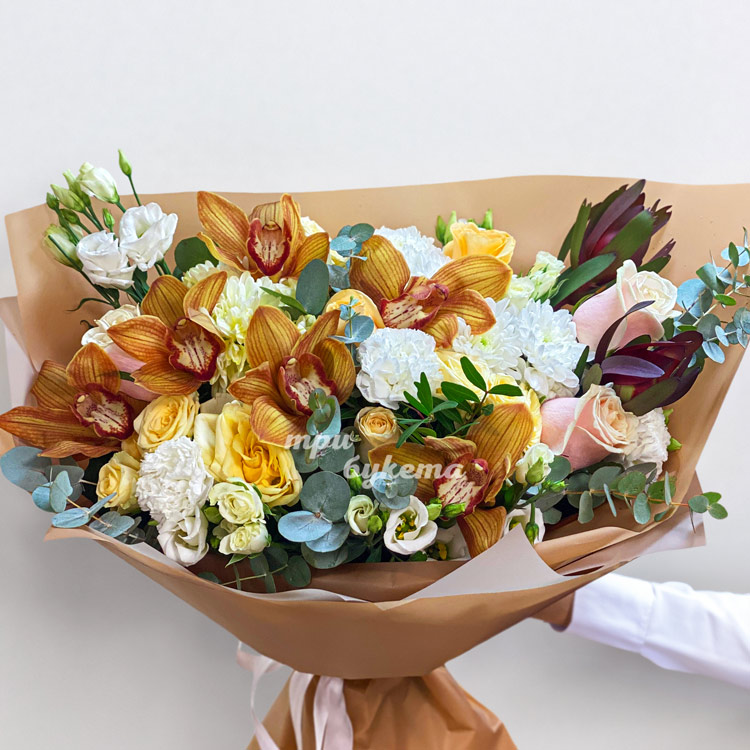 Оранжевый букет орхидей, роз и эустом (крупный план)