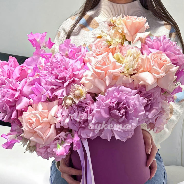 Сиреневые французские розы в коробке (крупный план)