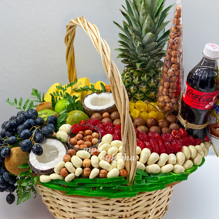 Подарочная корзина фруктов с орехами и цукатами (крупный план)