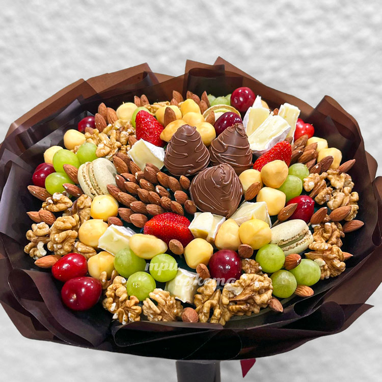 Букет из клубники, орехов и сыра (крупный план)